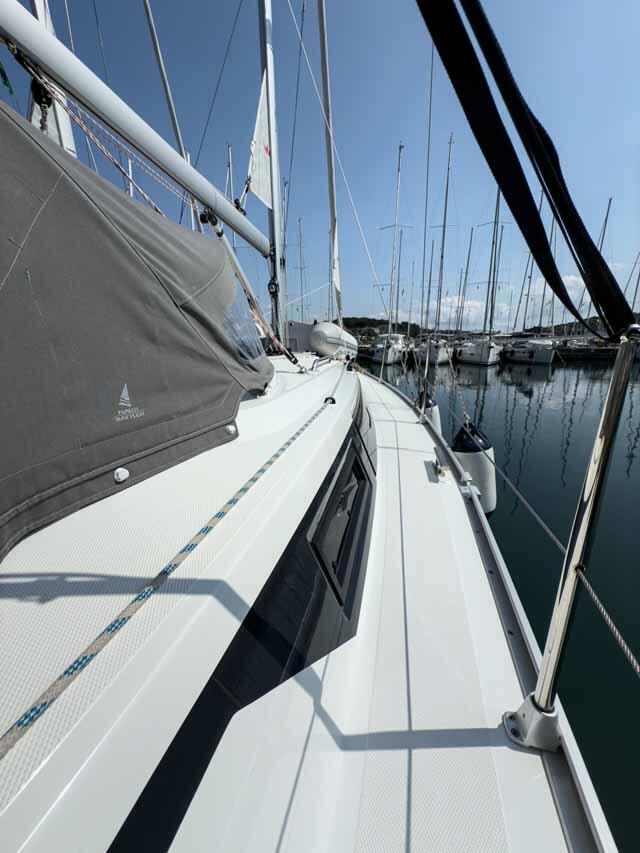 Sailing yacht 