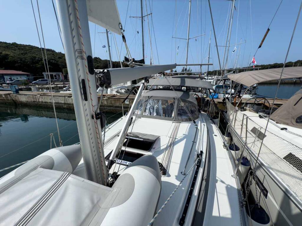Sailing yacht 