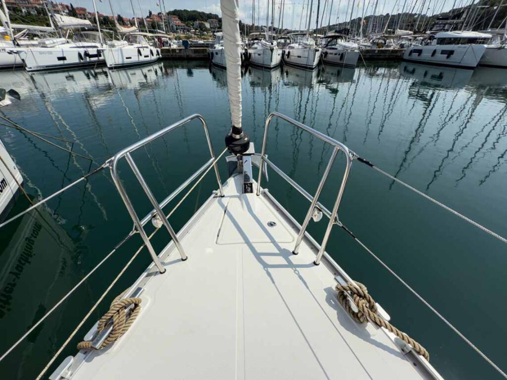 Sailing yacht 