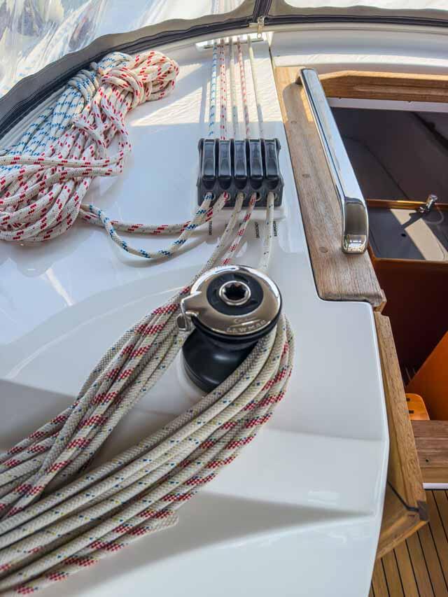 Sailing yacht 