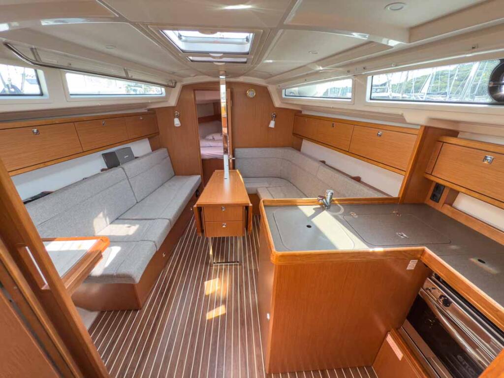 Sailing yacht 