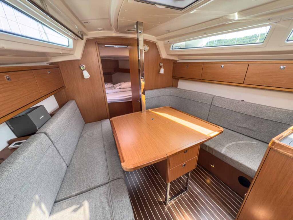 Sailing yacht 