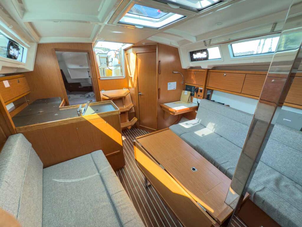 Sailing yacht 