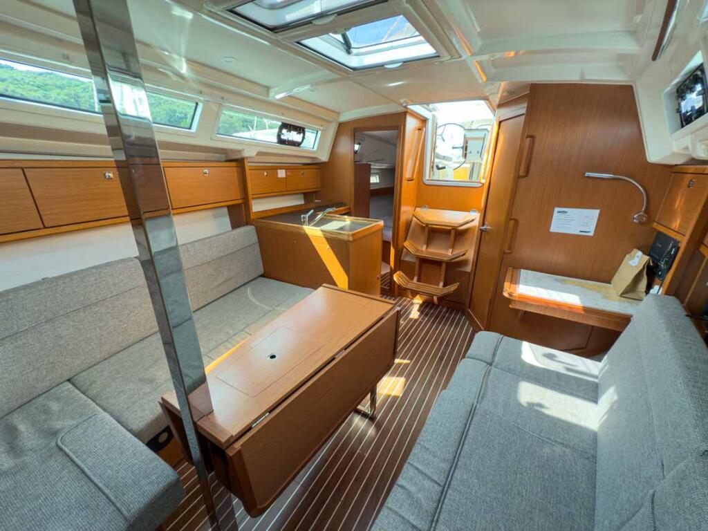 Sailing yacht 
