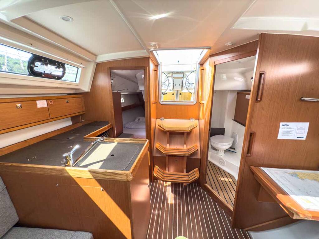 Sailing yacht 