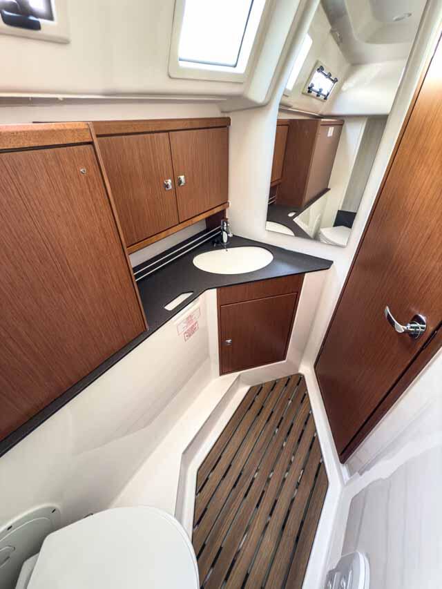 Sailing yacht 