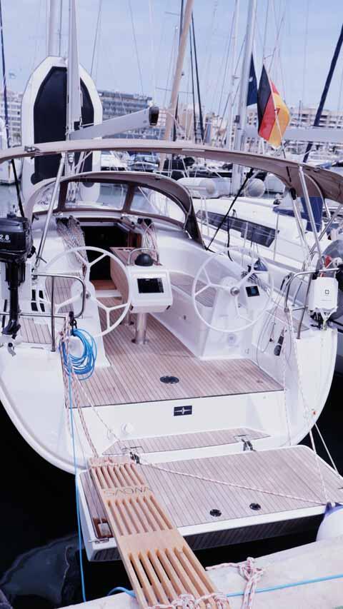 Sailing yacht 