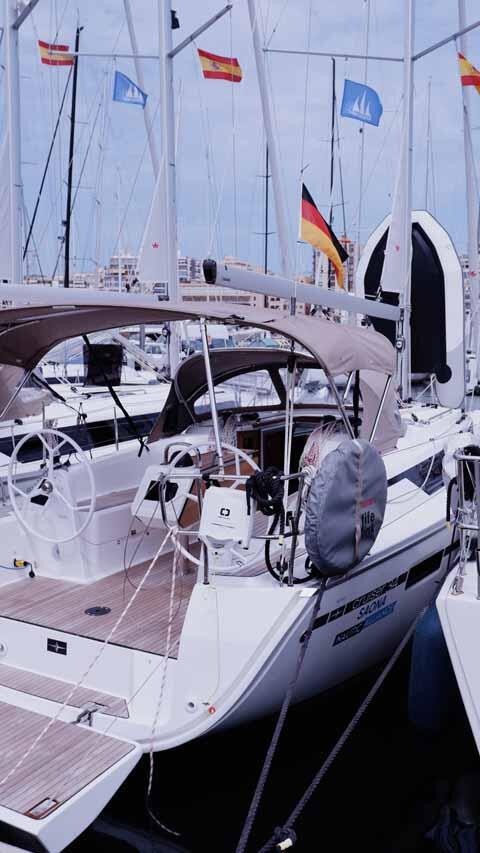 Sailing yacht 