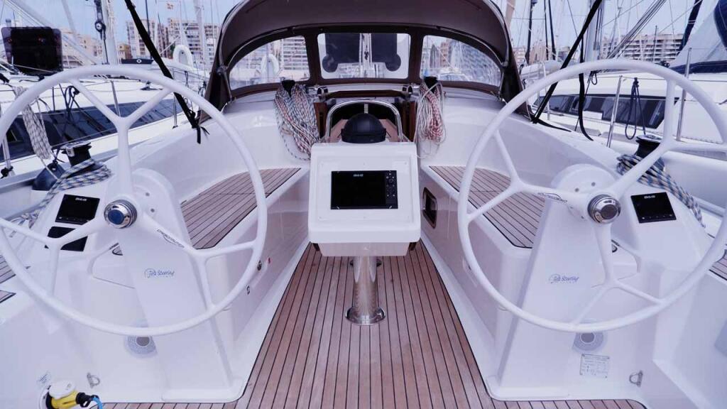 Sailing yacht 