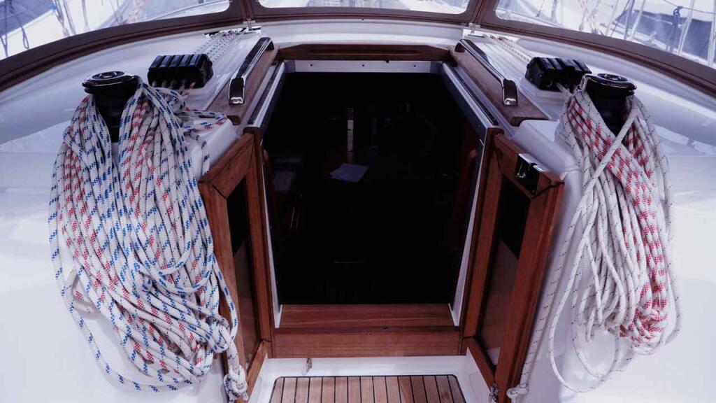 Sailing yacht 