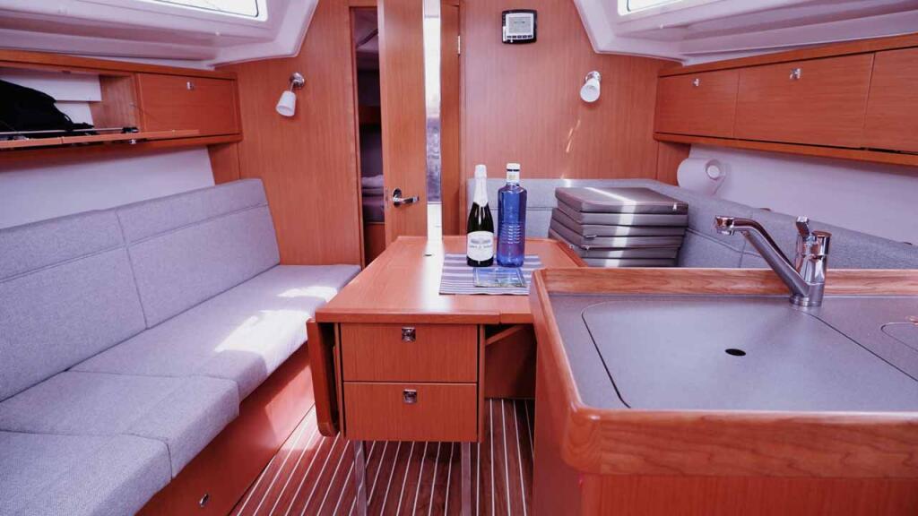 Sailing yacht 