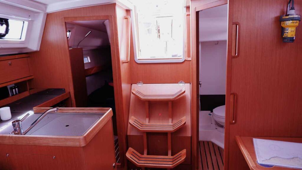 Sailing yacht 