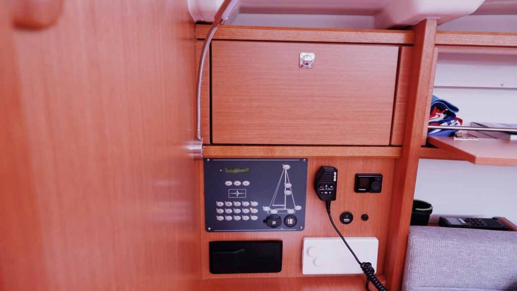 Sailing yacht 