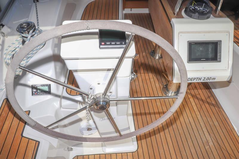 Sailing yacht 