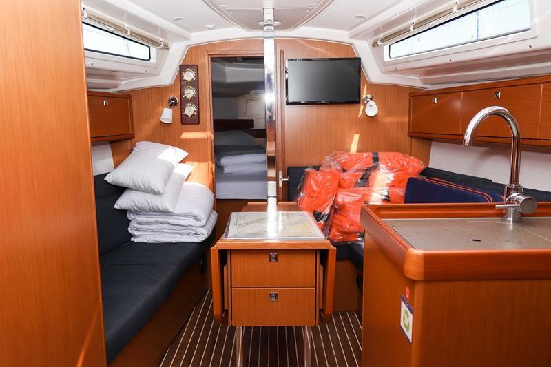 Sailing yacht 