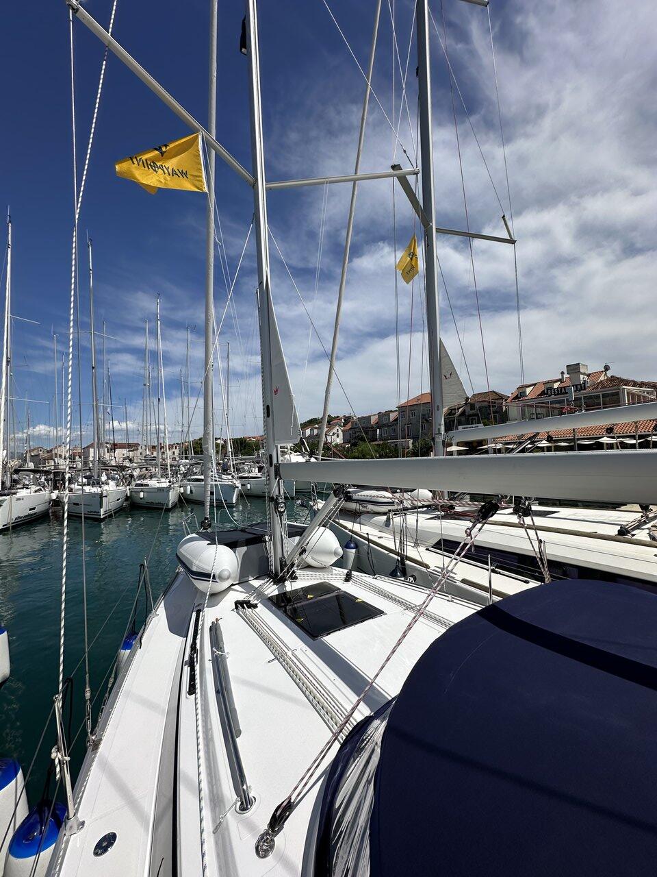 Sailing yacht 
