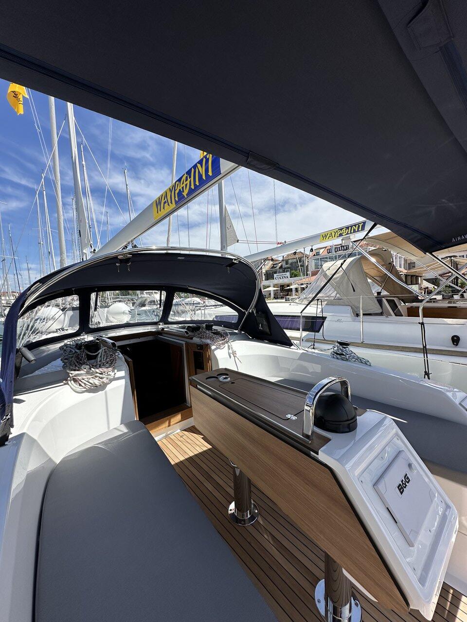 Sailing yacht 