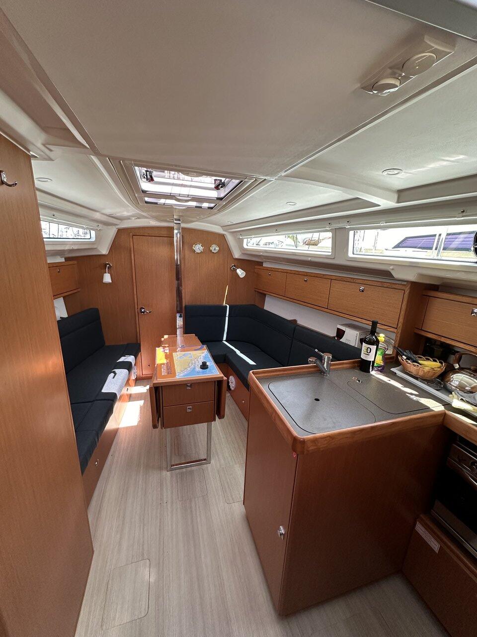 Sailing yacht 