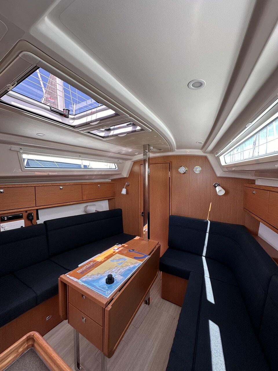 Sailing yacht 