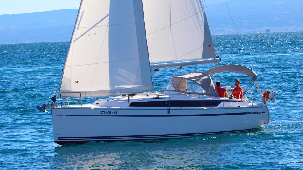 Sailing yacht 
