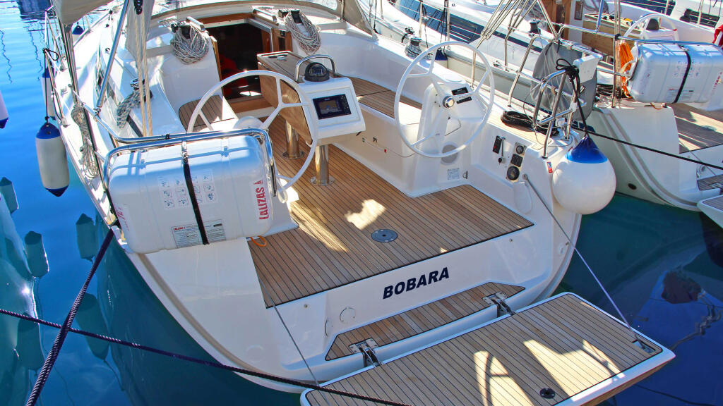 Sailing yacht 