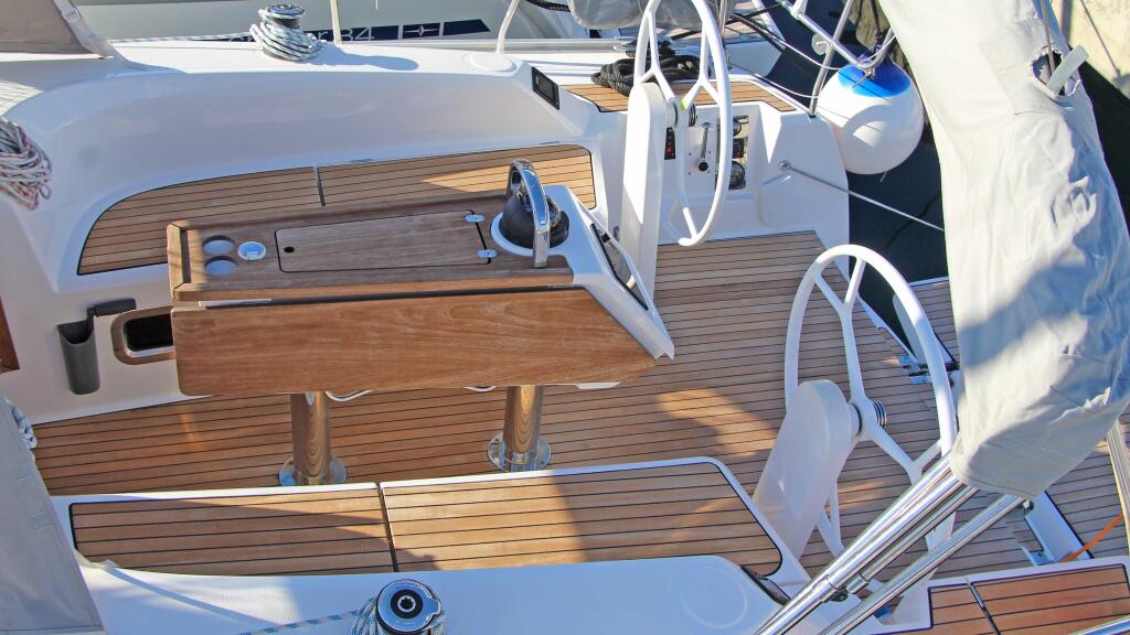 Sailing yacht 