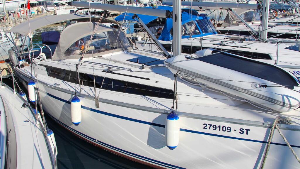 Sailing yacht 