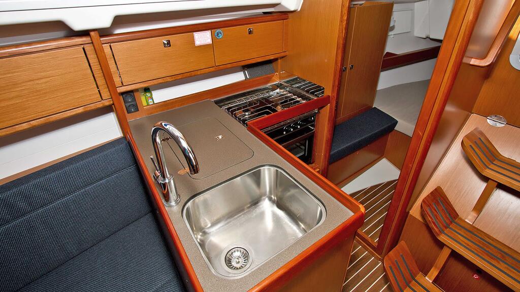 Sailing yacht 