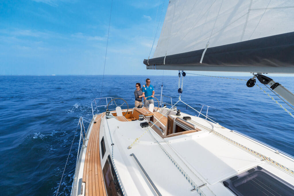 Sailing yacht 