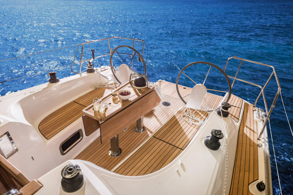 Sailing yacht 