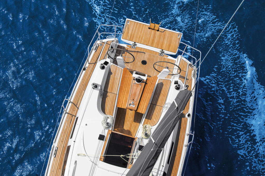 Sailing yacht 