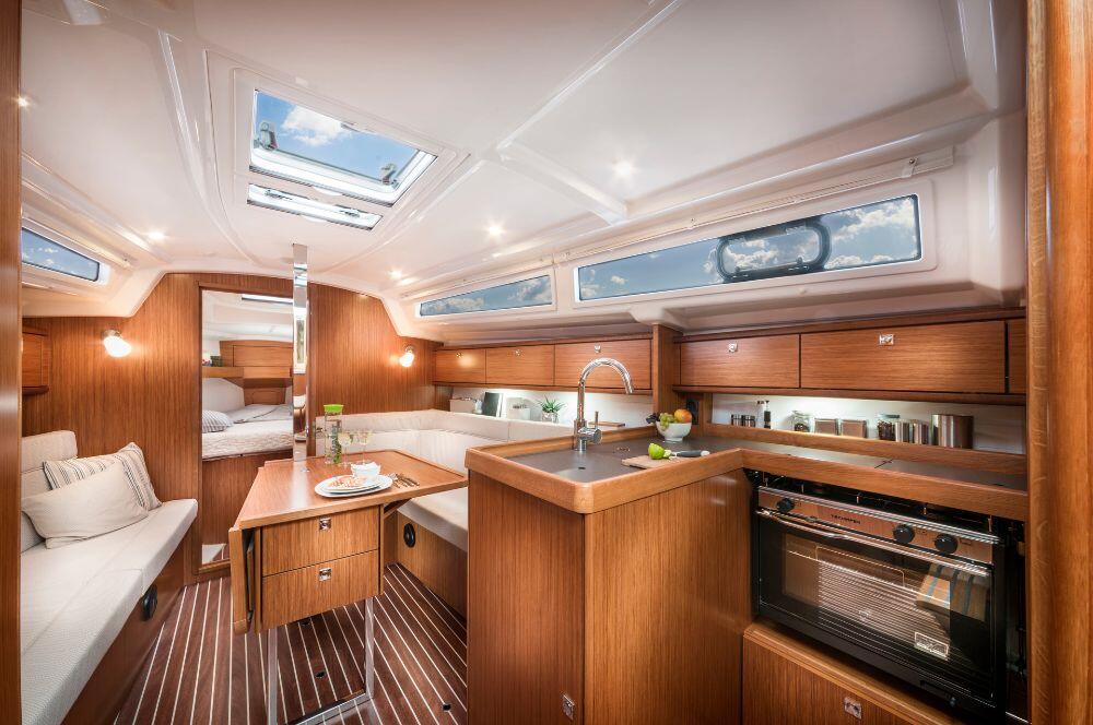 Sailing yacht 