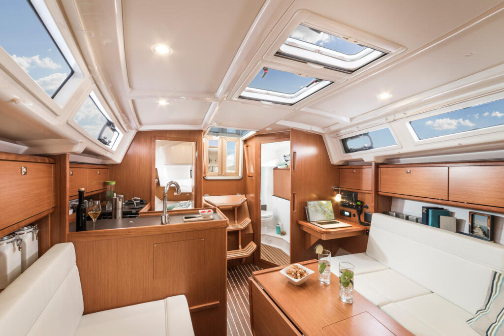Sailing yacht 