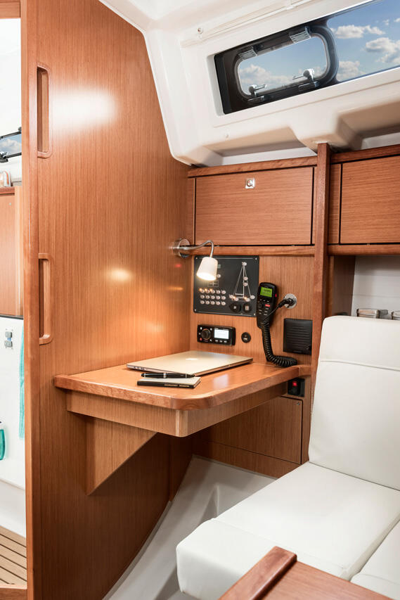 Sailing yacht 