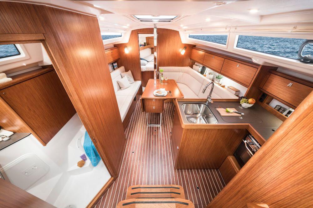 Sailing yacht 