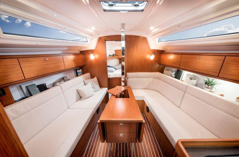 Sailing yacht 