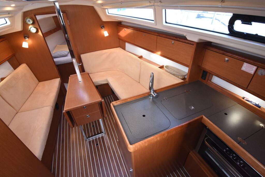 Sailing yacht 