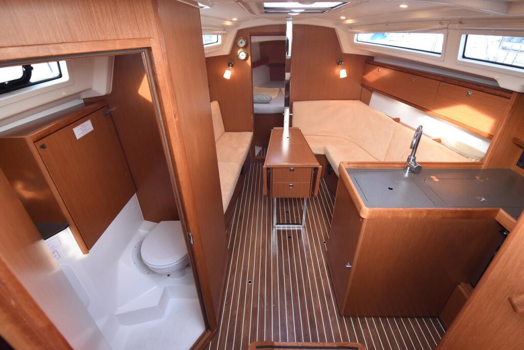 Sailing yacht 