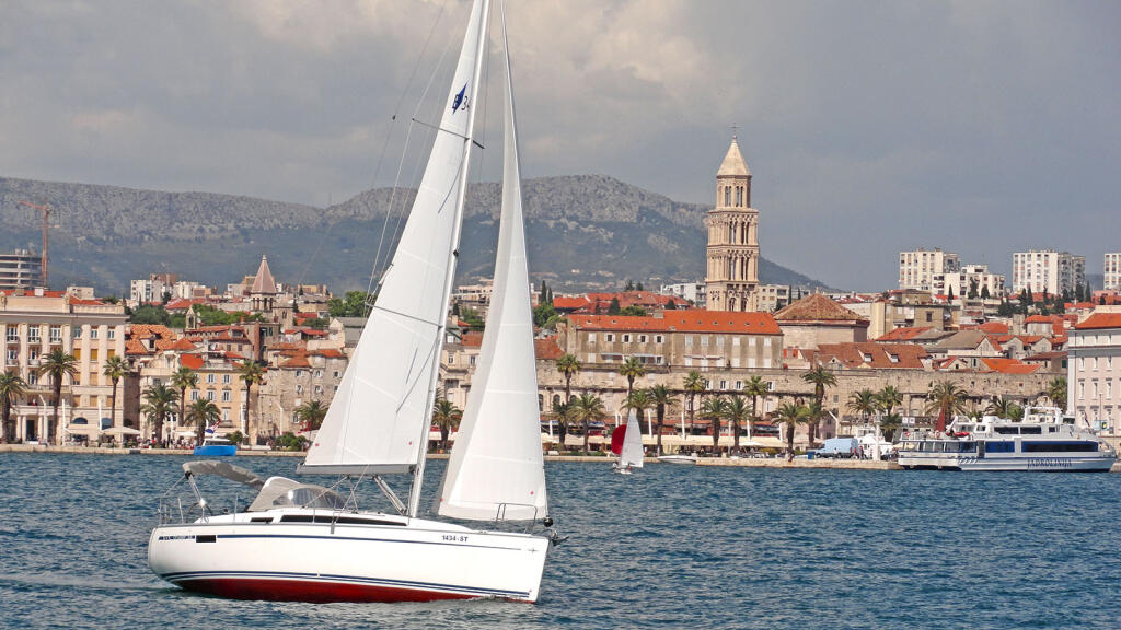 Sailing yacht 