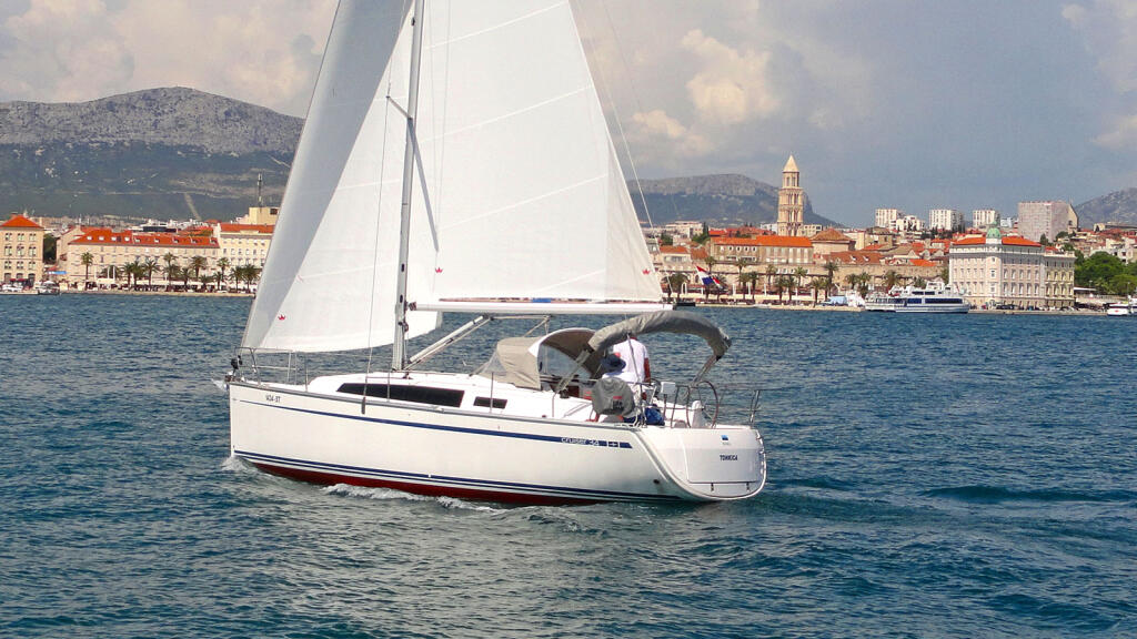 Sailing yacht 