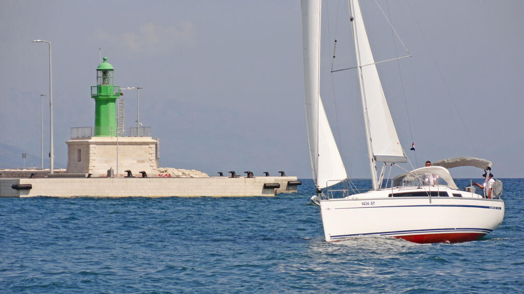 Sailing yacht 