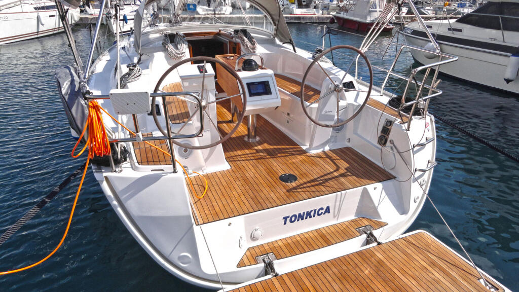 Sailing yacht 