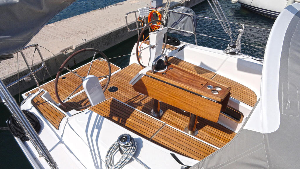 Sailing yacht 