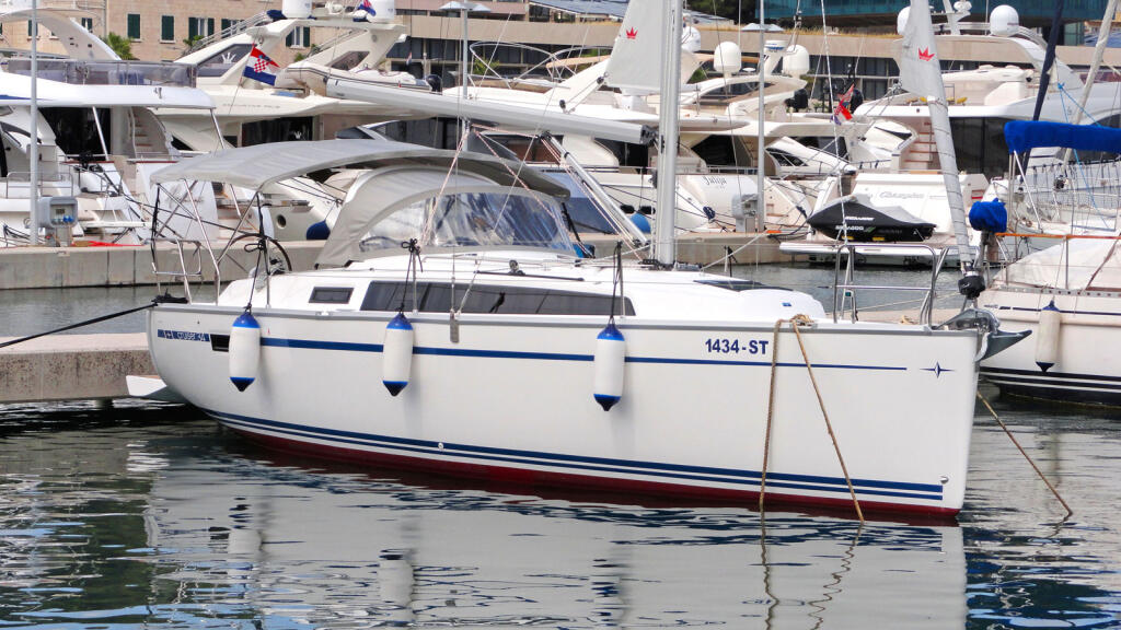 Sailing yacht 