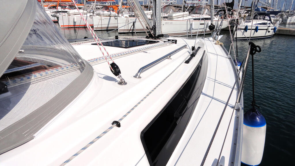 Sailing yacht 