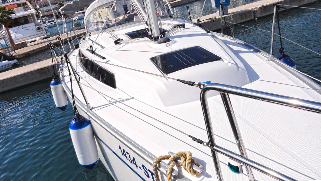 Sailing yacht 