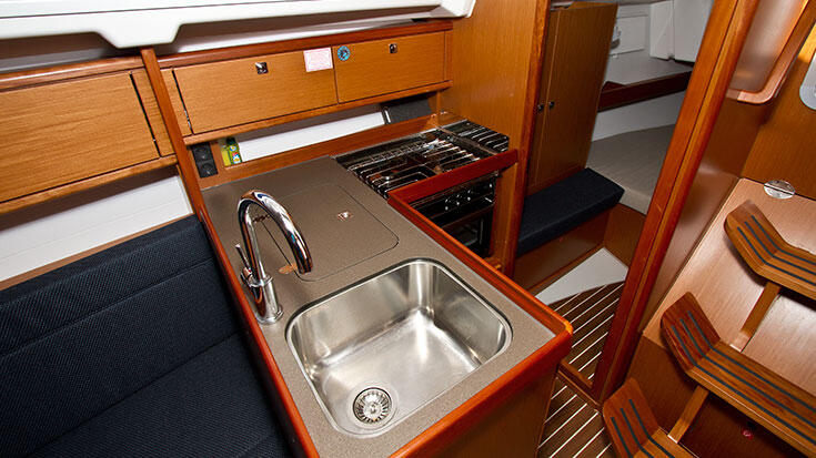 Sailing yacht 