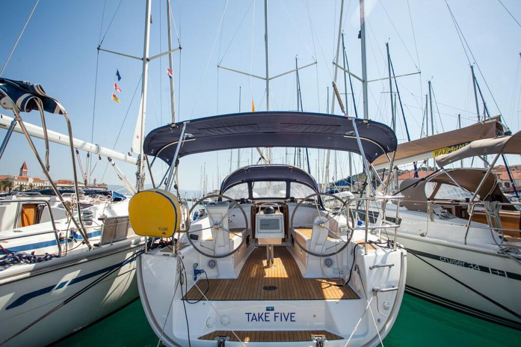 Sailing yacht 