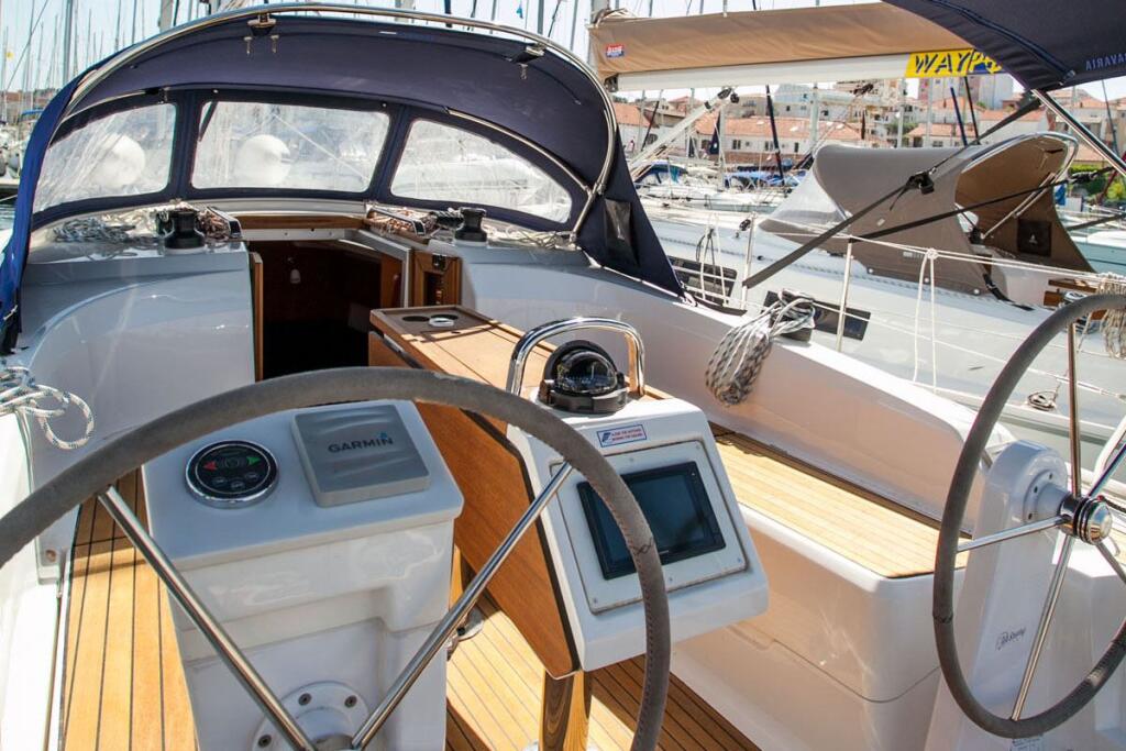 Sailing yacht 
