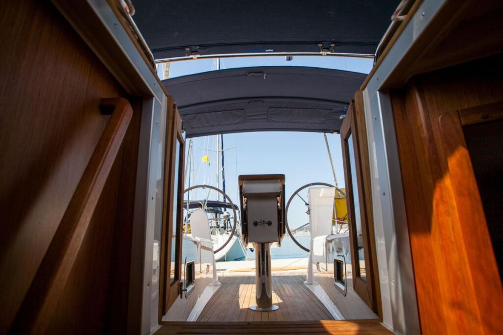 Sailing yacht 
